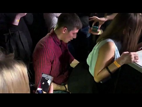 ❤️ Ubulili bangempela ku-nightclub yaseRussia. Intombazane yaseRussia eneminyaka engu-18 ubudala ingene endunu nasesithweni sangasese e-nightclub ku-zu.kassavrn.ru ﹏